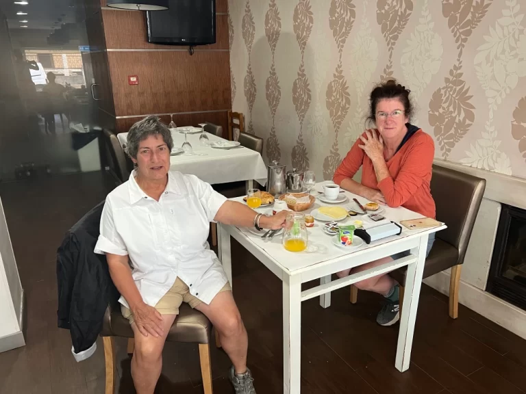 Cafe O Bràs in Alvaiazere: Karen from Nova Scotia and Elizabeth from Boston at breakfast