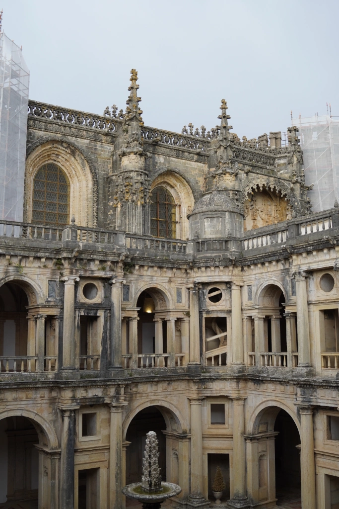 inner courtyard for the Templar castle with Manueline elements