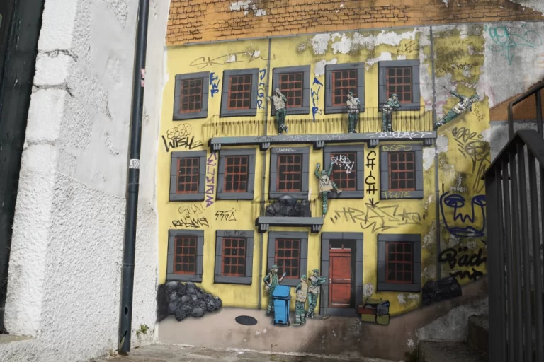 detail of the street scene in Porto