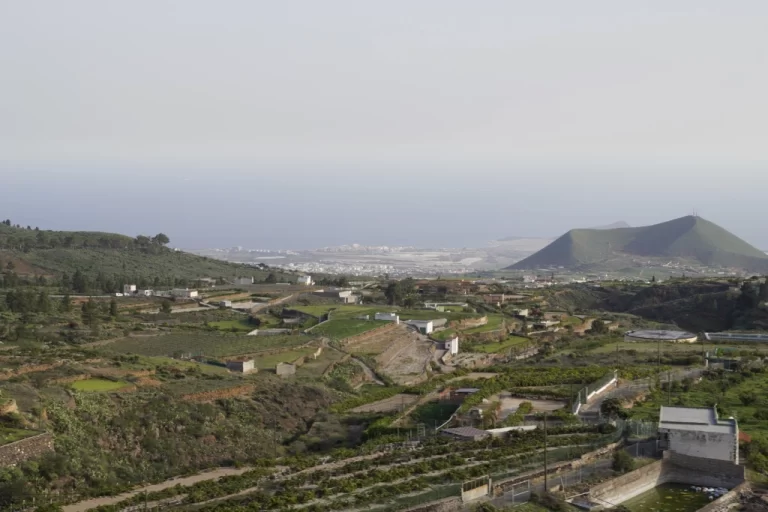 looking down on the ocean from Tiede